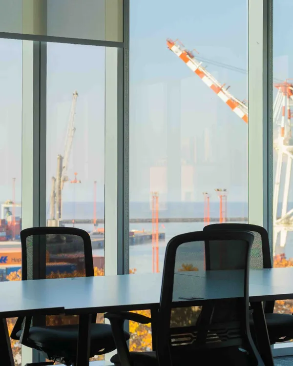 Sala de reuniones con ventanales y vista a las grúas del puerto, en Retiro, Buenos Aires