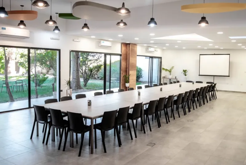 Sala de reuniones en coworking América Latina — disponible con Pluria Flex