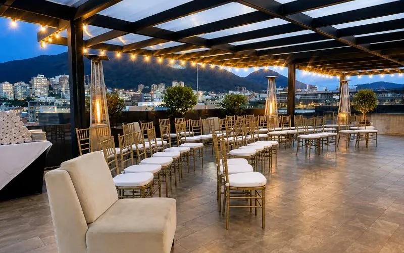 Espacio para conferencias con sillas en filas y vista a los cerros de Bogotá