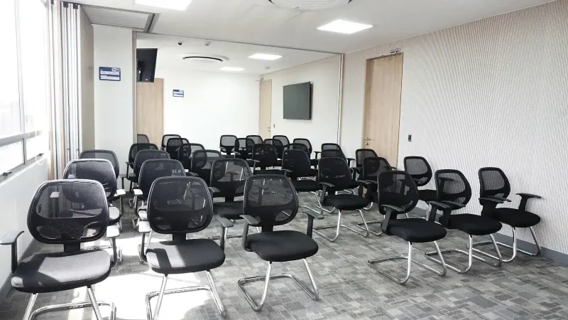 Auditorio con sillas en filas y pantalla en Prime Work Spaces, Bogotá