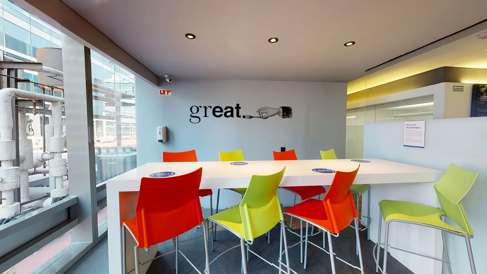 Mesa para juntas en un café de trabajo