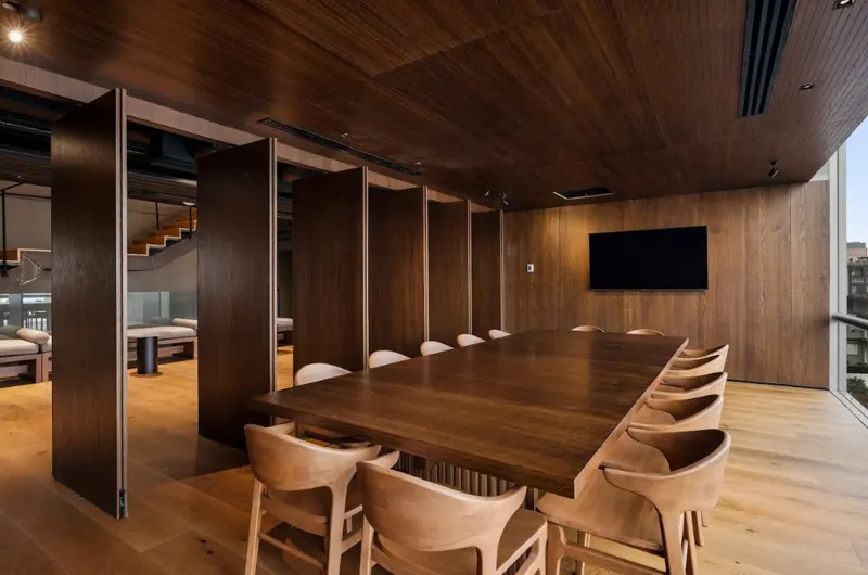 Sala de juntas grande con mesa de madera