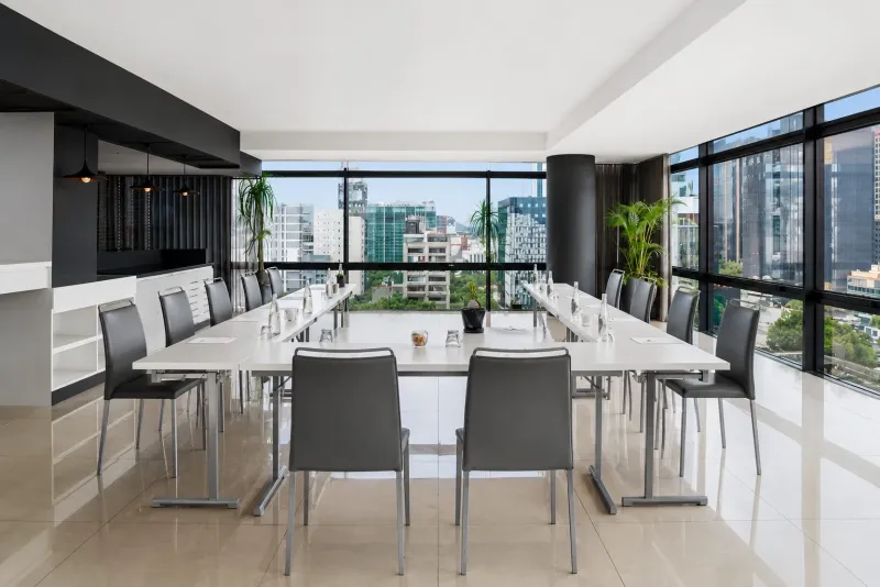 Sala de juntas con mesas en U y ventanales con vista a Reforma en el NH Collection Mexico City Reforma